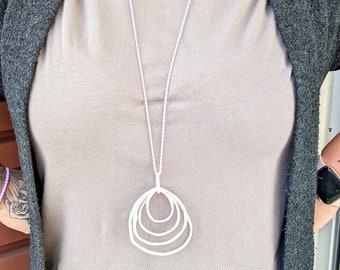 Lange Kette Silber,Kette Edelstahl,Spirale,Anhänger große Ringe,XXL Halskette matt Silber,Statement,Kette für Pulli,Schmuckset,Silberkette