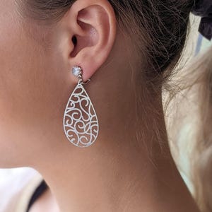 Brincos de pressão prateados, brincos de pressão leves, brincos de prata com corte diamante, brincos em formato de folha, brincos de pressão com zircônia cúbica, sem furo na orelha, levemente brilhantes, 5 cm