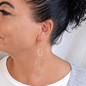 Gyllene bubbelörhängen, inslagna ringar, lätta guldörhängen, cirklar, öljetterörhängen, iögonfallande örhängen, slitstark guldplätering, krokar i rostfritt stål bild 9