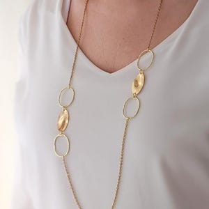 Lång guldkedja, ovala guldringar, lätt guldkedja, minimalistisk, extra lång kedja, geometrisk, förgylld, rostfritt stål, blank och matt