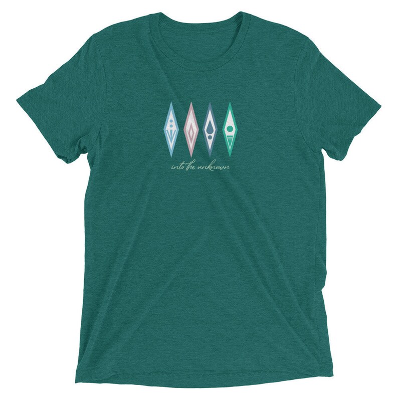 Puede incluir: Camiseta de manga corta de color verde azulado con un gr&aacute;fico de cuatro formas de diamante de colores y el texto "into the unknown".