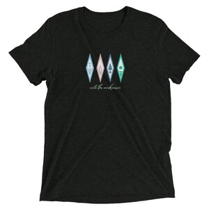 Puede incluir: Una camiseta negra con un gr&aacute;fico de cuatro formas de diamante de colores y el texto "into the unknown".