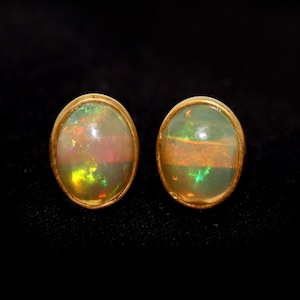 Aros con ópalo en oro amarillo macizo de 14 quilates, tamaño de 9 x 7 mm, engastes en bisel de oro con ópalo etíope natural, piedra de nacimiento de octubre, pequeños aros ovalados