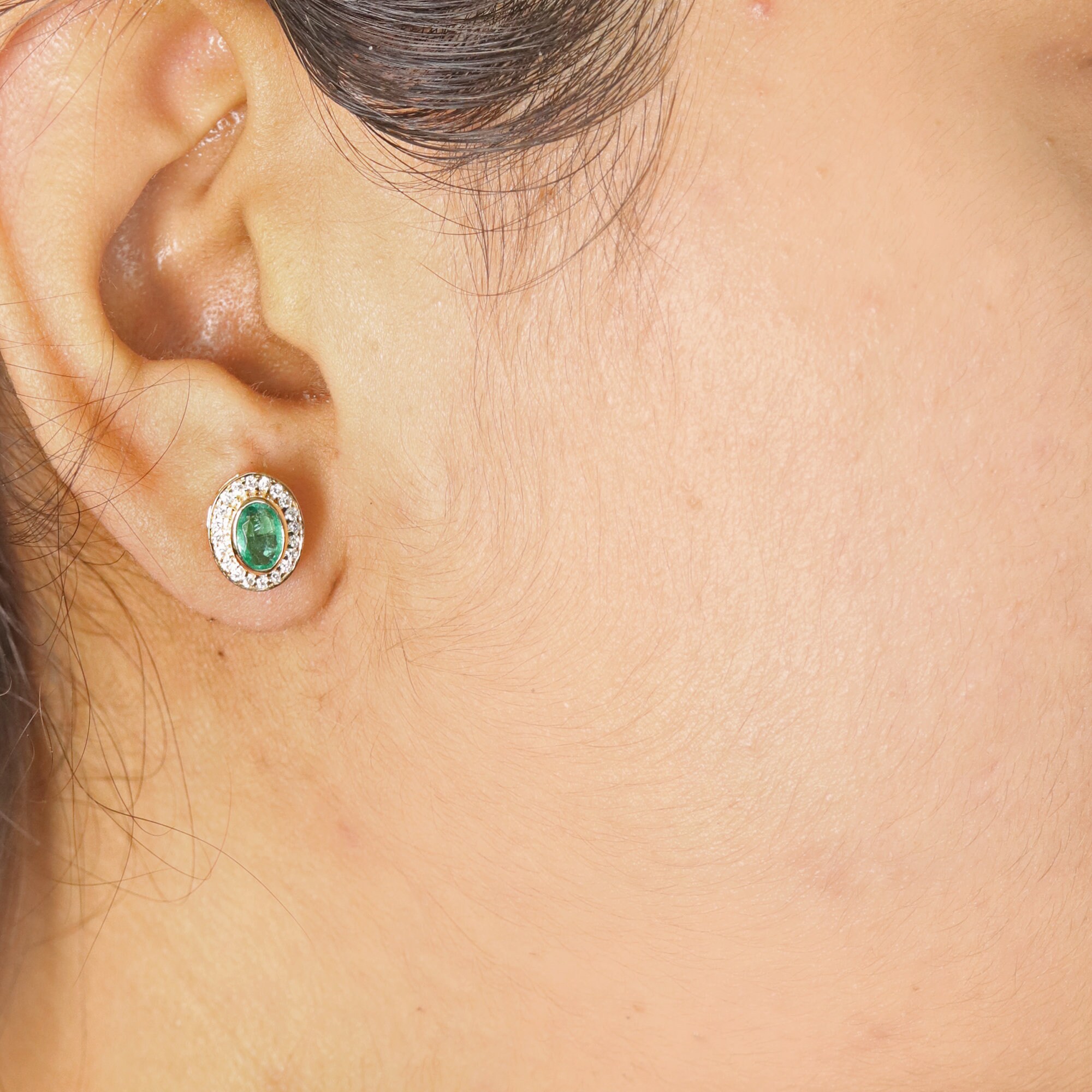 エメラルドスタッドピアス、ダイヤモンドハロー、14Kイエローゴールド