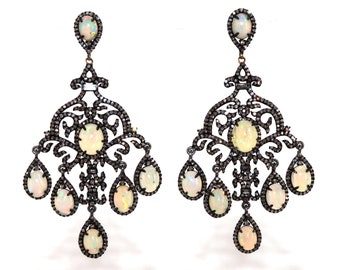 Exklusiv gestaltete Vintage Replik viktorianische Ohrringe mit natürlichem Opal und natürlichen Diamanten besetzt in Silber und Gold. Geschenk für Sie