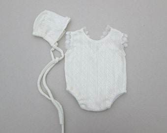 Newborn girl, offwhite romper with lace and bonnet