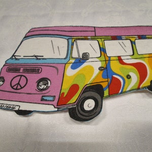 Könnte beinhalten: Ein rosafarbener und gelber Volkswagen-Bus mit einem Peace-Zeichen vorne und einem psychedelischen Wirbelmuster an der Seite. Der Bus hat ein Nummernschild mit der Aufschrift "KP/156-GC".