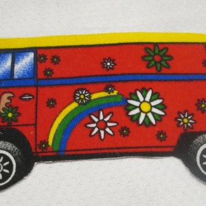 Könnte beinhalten: Ein roter, gelber und blauer Vintage-Volkswagen-Bus mit einem Peace-Zeichen und Blumen, die an die Seite gemalt sind.