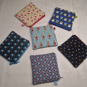 以下が含まれることがあります： さまざまなパターンが付いたジッパー付きポーチが6つあります。ポーチは布製で、青、ピンク、赤、白、黒など、さまざまな色があります。