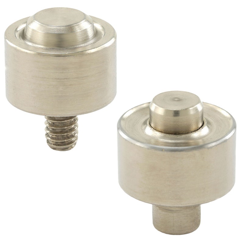Puede incluir: Dos botones a presi&oacute;n de metal plateado con base roscada. Los botones a presi&oacute;n se utilizan para unir tela o cuero.