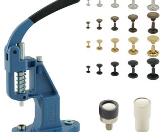 Puede incluir: Una herramienta de prensa manual de metal azul para colocar remaches. La herramienta tiene un mango negro y un mecanismo de resorte. La imagen también muestra una variedad de remaches en diferentes colores y tamaños, incluyendo plata, bronce, oro y negro.