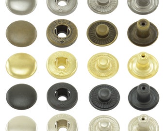 Puede incluir: Surtido de 16 botones a presión de metal y plástico en varios colores y acabados. Los botones a presión están dispuestos en cuatro filas de cuatro. Cada botón a presión tiene una pieza superior y una pieza inferior. La pieza superior es un disco plano con un agujero en el centro. La pieza inferior es una pieza en forma de cúpula con un poste que encaja en el agujero de la pieza superior.