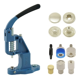 Op de afbeelding: Een blauwe handmatige persmachine met een zwarte hendel en een veermechanisme, vergezeld van een set zilverkleurige metalen drukknopen en diverse stalen en messing hulpstukken voor bevestiging, inclusief een kleine zwarte pons.