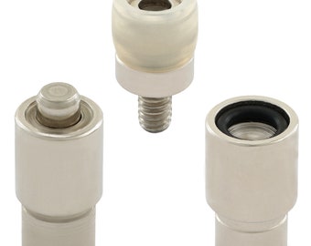 Puede incluir: Tres herramientas de metal plateadas para colocar ojales y botones a presión. Las herramientas tienen una forma redonda y cilíndrica con una base roscada. La herramienta superior tiene una tapa de plástico blanco.