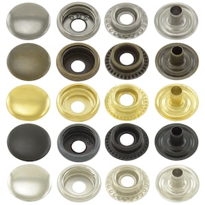 Può includere: Assortimento di 10 set di bottoni a pressione metallici in diverse finiture, tra cui argento, ottone, oro, nero e nichel. Ogni set include un cappuccio, una boccola e uno spillo.