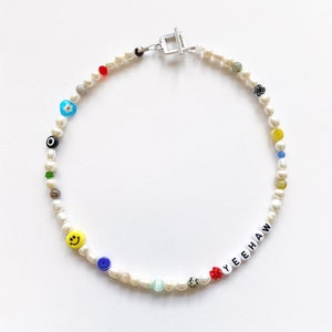 ハンドメイドビーズネームネックレス：淡水パールとガラスビーズ、スマイリーフェイス