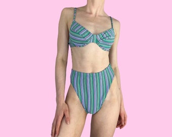 Könnte beinhalten: Grün-lila gestreifter Bikini-Höschen mit hoher Taille und hohem Beinausschnitt.