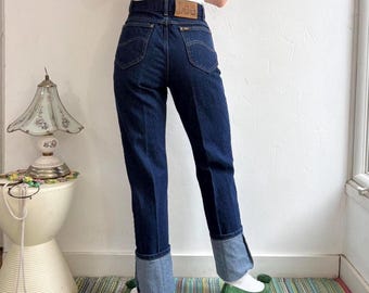 Vintage dark wash high waist denim mom jeans by Lee Size 7 long fits W24/25