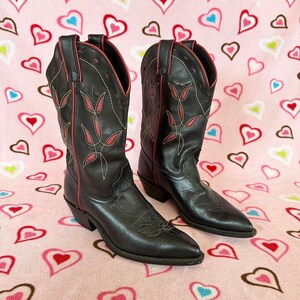 Vintage Laredo Black Red Embroidered Floral Pointed Toe  display picture 1