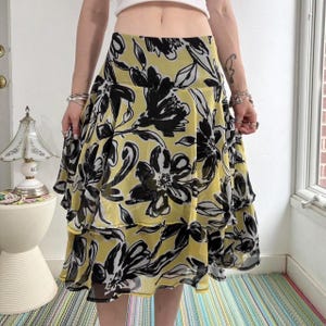 Adorable yellow black and white floral tiered low rise midi skirt by Cato Size medium W30