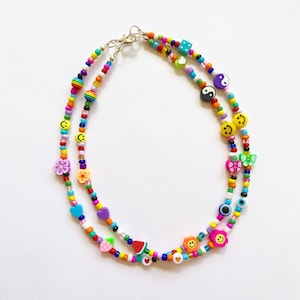 Collar de cuentas moderno inspirado en los años 90 Y2K hecho a mano con cuentas divertidas desparejadas al azar, cara sonriente, dados de frutas, collar de arcoíris divertido, brillante y único