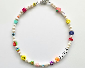 Handgemaakte naamketting met kralen: zoetwaterparel, glas en klei