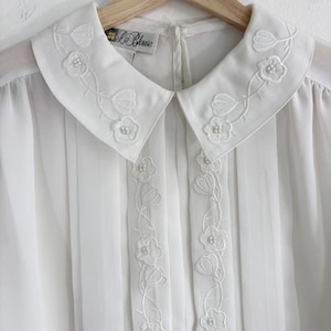 Vintage white embroidered floral pleated collared blouse with a puff sleeve by La Blouse Size 12