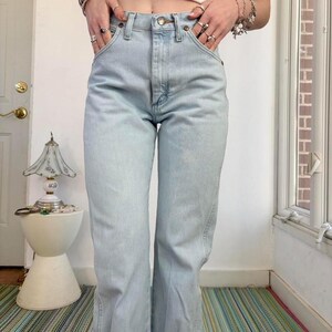 Op de afbeelding: Lichtblauwe denim jeans met een klassiek vijf-zakken ontwerp. De jeans hebben een rechte pijp en een knoop- en ritssluiting. De licht gewassen denim heeft een vervaagde uitstraling, waardoor de jeans een vintage look krijgen.