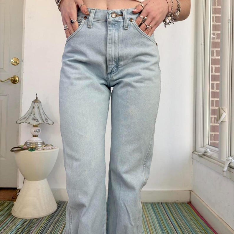 Op de afbeelding: Lichtblauwe denim jeans met een klassiek vijf-zakken ontwerp. De jeans hebben een rechte pijp en een knoop- en ritssluiting. De licht gewassen denim heeft een vervaagde uitstraling, waardoor de jeans een vintage look krijgen.