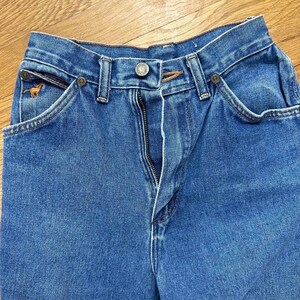 Puede incluir: Un par de pantalones vaqueros azules de mezclilla con cierre de cremallera y bot&oacute;n. Los vaqueros tienen un estilo cl&aacute;sico de cinco bolsillos con un peque&ntilde;o logotipo de caballo en el bolsillo derecho.