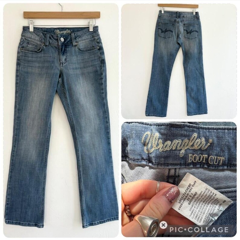 Puede incluir: Vaqueros Wrangler azul claro, corte de bota. Los vaqueros se muestran en una percha de madera, mostrando la parte delantera y trasera. El logo de Wrangler es visible en los bolsillos traseros y delanteros. Talla 13/32.
