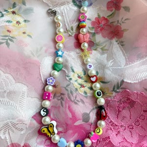 手作りのY2Kビーズネックレス：レインボーパール、スマイリーフェイス、陰陽
