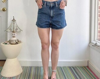 Medium wash denim mom shorts by Levi’s size 26