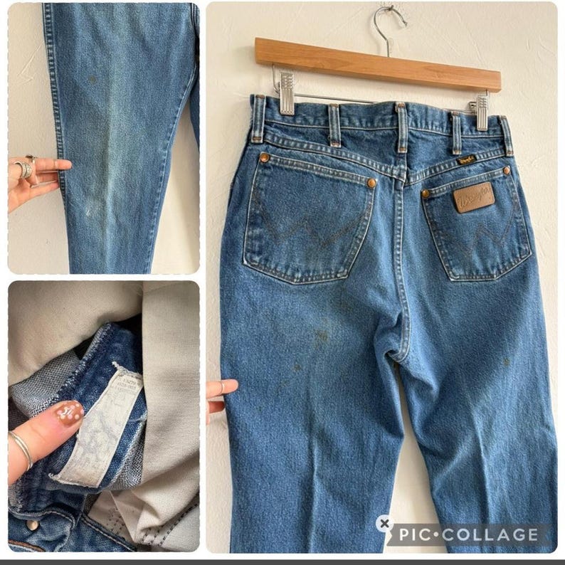 以下が含まれることがあります： 青色のデニムWranglerジーンズ。ジーンズは木製のハンガーに掛けられています。バックポケットとWranglerのラベルが見えます。ジーンズは、色あせのあるクラシックで使い古された外観をしています。