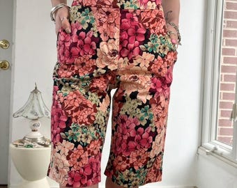 Vintage black and multicolor floral low rise long shorts by Larry Levine Size 8