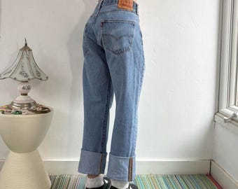Vintage medium wash distressed loose fit 501 Levi’s jeans W32/33