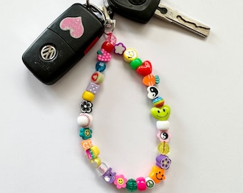 Breloque personnalisée pour téléphone en perles : lanière avec nom smiley arc-en-ciel
