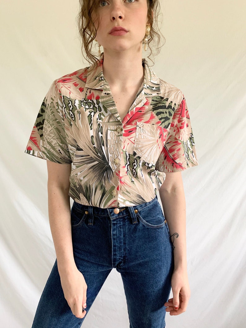 Vintage 80s 1980s Abstract Floral Tropical Palm Plant Black Beige White Green Red Pink Brown Oversized Lightweight Cotton Short Sleeve Butto