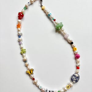 カスタムビーズネームネックレス：淡水パールアクセント、ハンドメイド