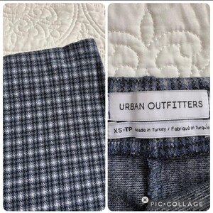 Puede incluir: Primer plano de una tela a cuadros azul y blanco. La etiqueta dice "URBAN OUTFITTERS" y "XS-TP Made in Turkey / Fabriqu&eacute; en Turquie". La tela tiene un peque&ntilde;o patr&oacute;n repetitivo.