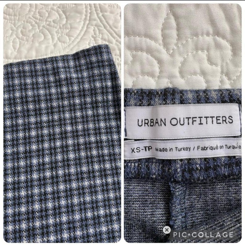 Puede incluir: Primer plano de una tela a cuadros azul y blanco. La etiqueta dice "URBAN OUTFITTERS" y "XS-TP Made in Turkey / Fabriqu&eacute; en Turquie". La tela tiene un peque&ntilde;o patr&oacute;n repetitivo.