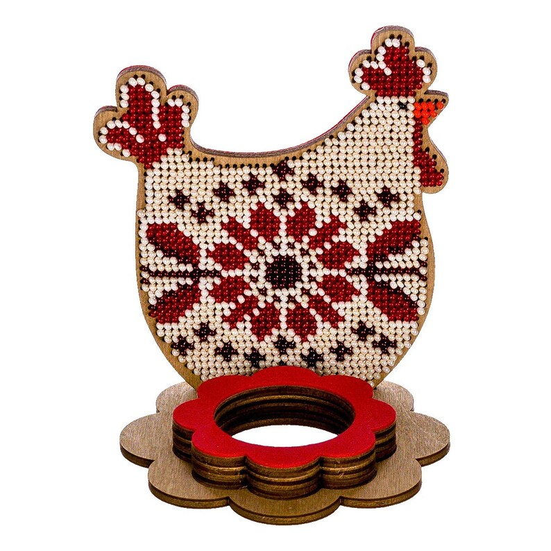 Puede incluir: Porta huevos de madera con forma de pollo con un dise&ntilde;o de cuentas rojas y blancas. El soporte tiene una base con forma de flor con un anillo rojo para sujetar el huevo.
