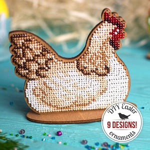 Può includere: Un ornamento di pollo in legno decorato con perline bianche e marroni. Il pollo è seduto su una base in legno. L'ornamento fa parte di un set di 9 ornamenti pasquali fai-da-te.