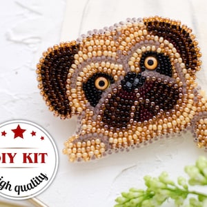 Può includere: Un kit fai-da-te per creare una spilla di carlino con perline. Il kit include tutte le perline e le istruzioni necessarie per creare un design di carlino dettagliato e realistico. La spilla è realizzata con perline marroni, beige e nere.