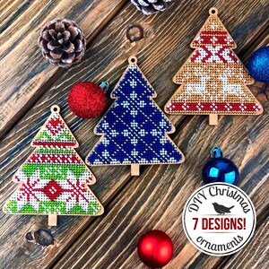 Könnte beinhalten: Drei hölzerne Weihnachtsbaumschmuckstücke mit verschiedenen bunten Strickmustern. Der Schmuck befindet sich auf einer Holzoberfläche mit roten und blauen Weihnachtskugeln. Der Text "DIY Christmas 7 DESIGNS! ornaments" befindet sich auf einem weißen Kreis.