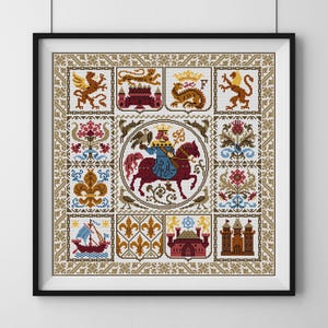 K&ouml;nnte beinhalten: Ein Kreuzstichmuster mit einem mittelalterlichen Ritter zu Pferd, umgeben von verschiedenen heraldischen Symbolen wie L&ouml;wen, Drachen und Burgen. Das Muster ist auf einem beigefarbenen Hintergrund mit braunen und goldenen Akzenten.