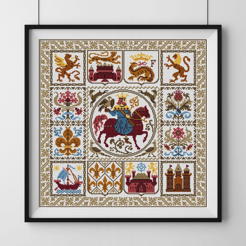 K&ouml;nnte beinhalten: Ein Kreuzstichmuster mit einem mittelalterlichen Ritter zu Pferd, umgeben von verschiedenen heraldischen Symbolen wie L&ouml;wen, Drachen und Burgen. Das Muster ist auf einem beigefarbenen Hintergrund mit braunen und goldenen Akzenten.