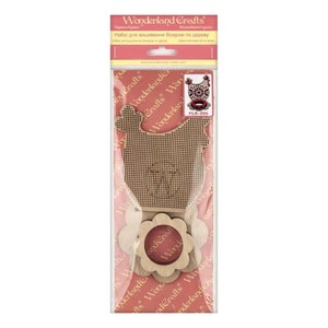 Puede incluir: Un kit de artesan&iacute;a de madera para bordado con cuentas con un dise&ntilde;o de pollo. El kit incluye una forma de pollo de madera preperforada, una flor y un c&iacute;rculo. El embalaje es rosa y presenta el texto "Wonderland Crafts" y "FLK-266".