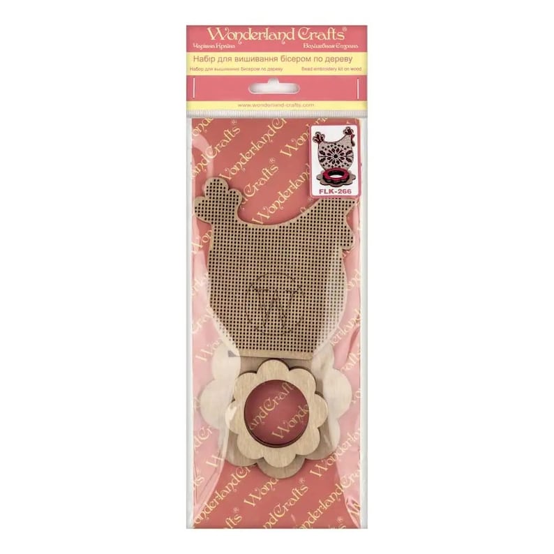 Puede incluir: Un kit de artesan&iacute;a de madera para bordado con cuentas con un dise&ntilde;o de pollo. El kit incluye una forma de pollo de madera preperforada, una flor y un c&iacute;rculo. El embalaje es rosa y presenta el texto "Wonderland Crafts" y "FLK-266".