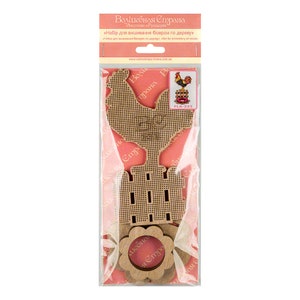 Pu&ograve; includere: Un kit di artigianato in legno per ricamo con perline. Il kit include un gallo, una recinzione e un motivo floreale. La confezione &egrave; rosa e presenta il testo "Волшебная Страна" e "FLK-333".